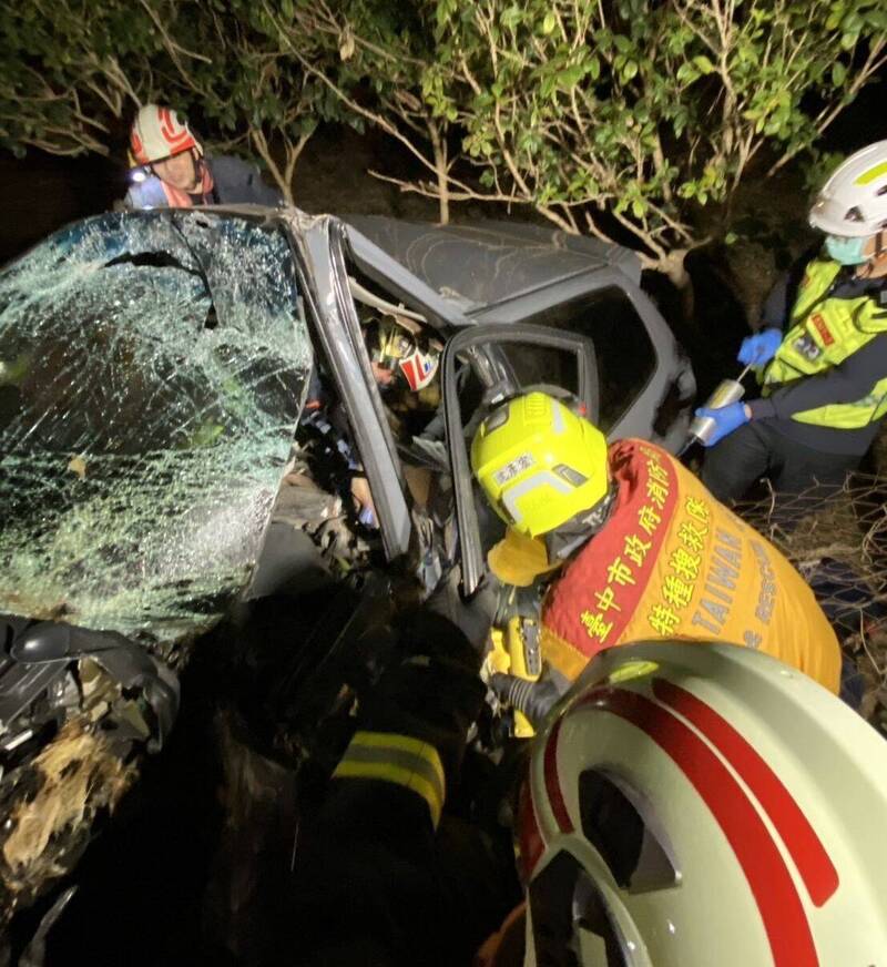 台中休旅車西屯路自撞路樹 2年輕人一度受困滿臉血送醫