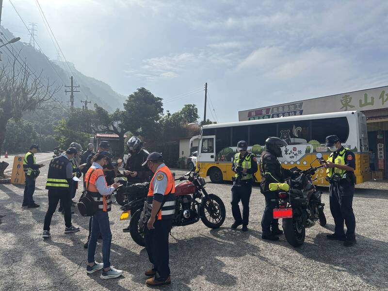 东山咖啡季、白河采果泡汤，冬季观光热潮，山区改装车噪音引民怨，白河警分局昨日进行联合稽查，拦检汽、机车85辆，取缔各式违规不法共24件。（警方提供）