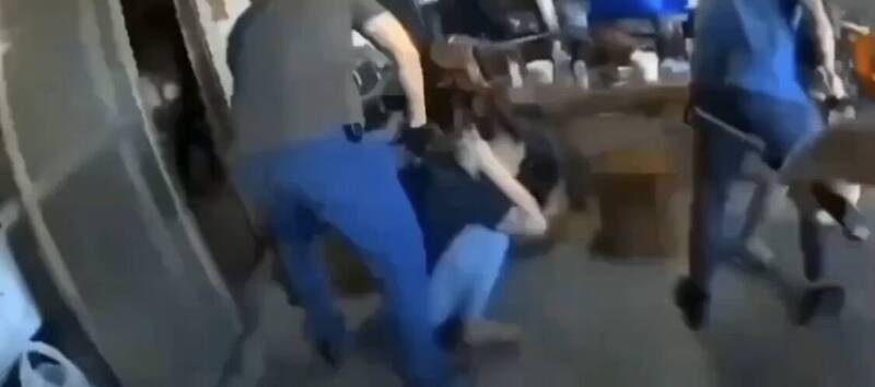 警方控制嫌犯。（民众提供）