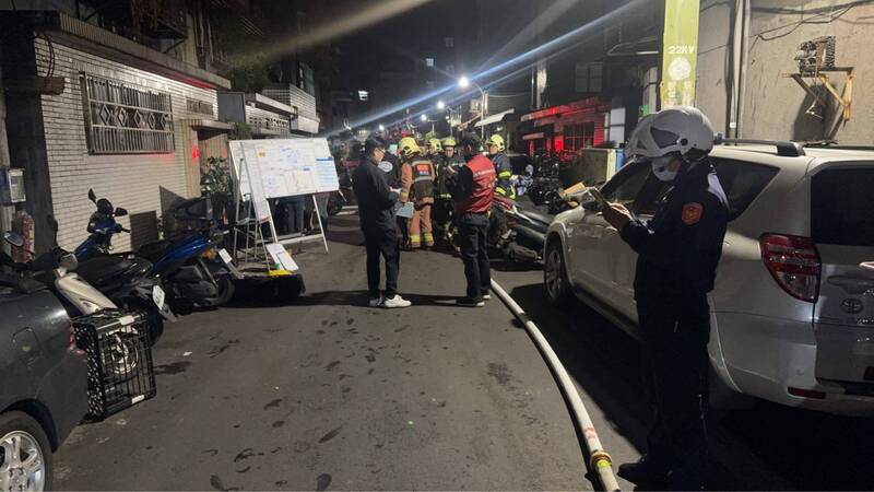 新北市新庄一处公寓今天凌晨惊传火灾，一名少女不幸葬身火窟，警方到场协助交整，过滤监视器排除外力，将协助通报区公所协助少女后事。（记者吴仁捷翻摄）