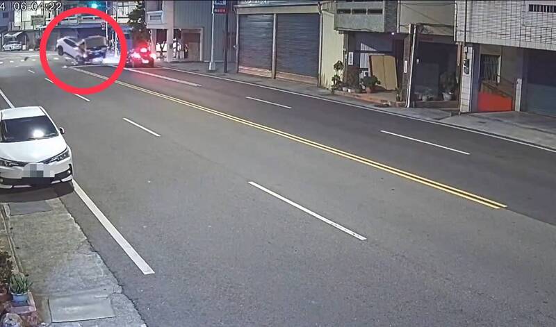 云林斗南今天清晨6点多发生3车相撞事故，造成2死2伤，瞬间撞击画面曝光。（民众提供）