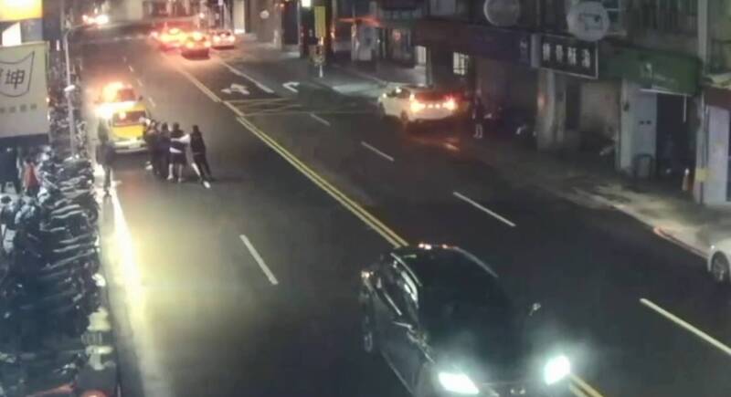 KTV飲酒完2派人馬起口角 比中指引爆大亂鬥3傷