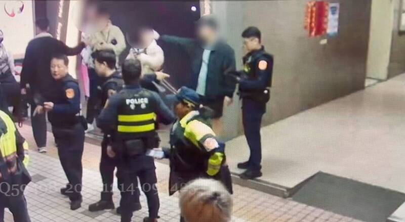 警方获报出动22名快打警力到场时，打人一方已经离去，随后协助受伤民众送医治疗。（记者陆运锋翻摄）