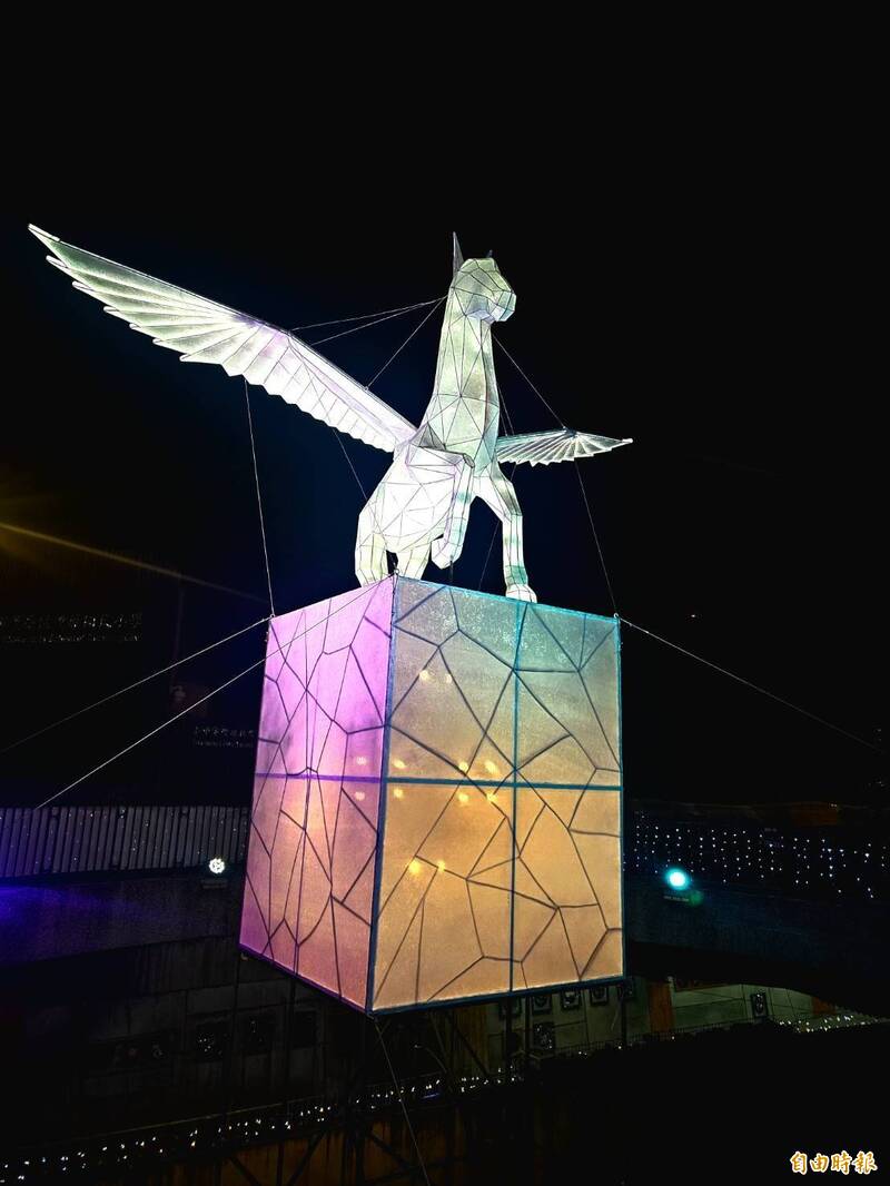 「飛天馬」點燈! 台中山城濃濃耶誕味