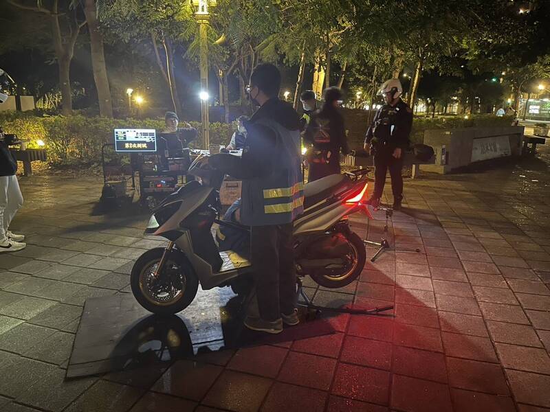 桃园警分局与市政府环保局昨（13）日晚间，在桃园区风禾公园周边道路执行静桃专案联合稽查。（记者郑淑婷翻摄）