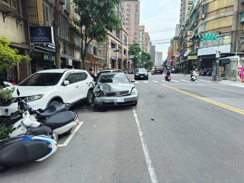 疑方向盤異常失控往右偏 轎車連撞4車駕駛受傷