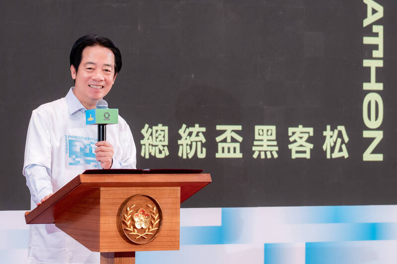 渣難、碳甲郎團隊諧音梗 秀總統盃黑客松淨零轉型創意