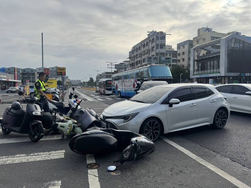 高雄6部汽機車連環撞 至少6傷交通大打結