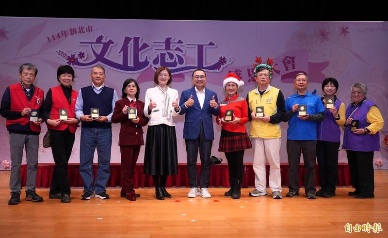 退休外交官楊莒民幫新北圖書館說故事、帶導覽 獲志工楷模