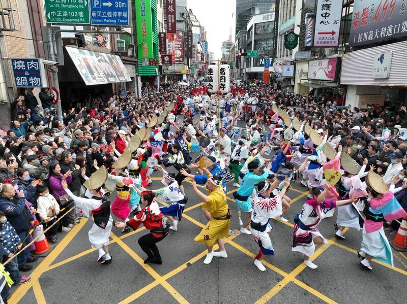 東京高圓寺阿波舞首登桃園舊城舞台 景福宮周邊道路人潮擠爆