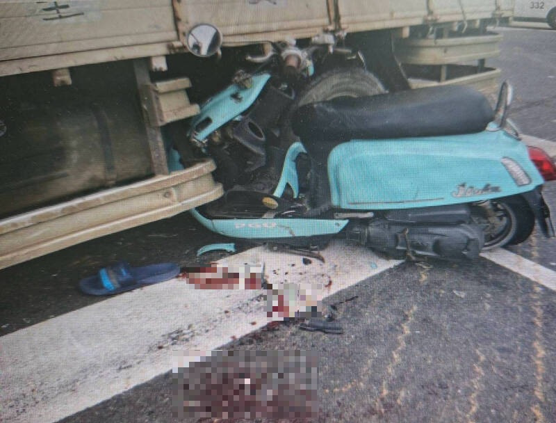 中壢體育園區無號誌路口車禍 機車騎士卡進貨車底部滿地血跡