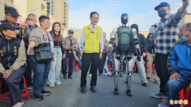 全台首見!林世賢造勢機器人站台 拿旗子呼口號「翻轉彰化」