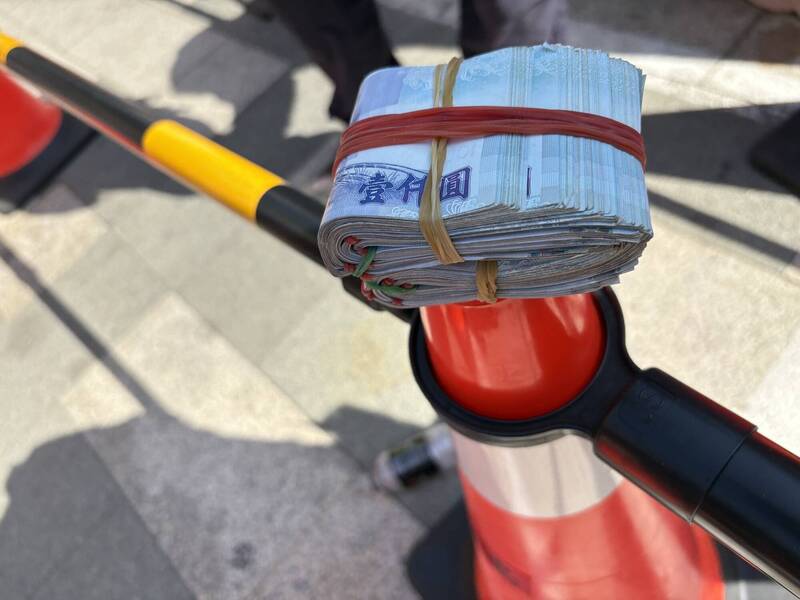 誰的錢?祀典大天后宮做慈善赫見20萬 曾豪擲600萬撒錢哥:我來領愛心便當