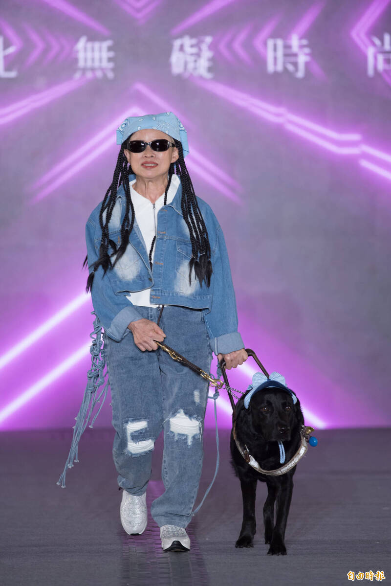 新北「無礙時尚秀」登場 30身心障礙者與導盲犬展現生命勇氣