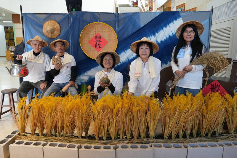 葫蘆墩文化中心志工年度表揚授證 余松根服務37年榮退