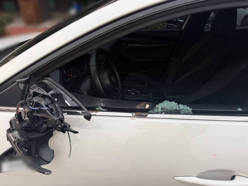 不滿女友被異性載走 台中男狂砸車嚇壞民眾