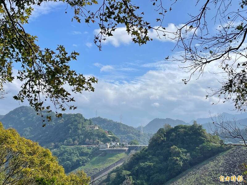 到石門水庫園區欣賞「黃綠紅」美景還要再等等。（記者李容萍攝）