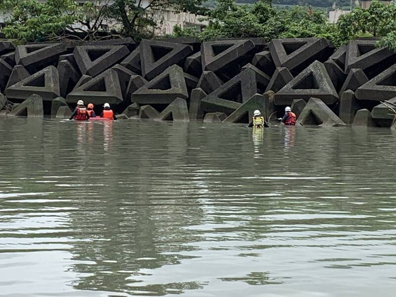 兄弟檔越南移工蘇澳白米溪出海口抓螃蟹 弟弟失足落海失聯