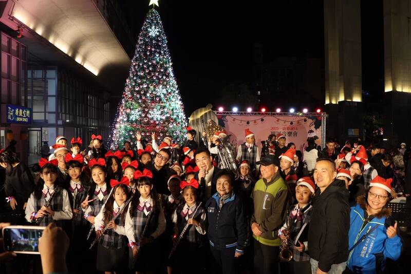 在地演出「一啟耶誕YA音樂會」 點亮豐原最高10米耶誕樹