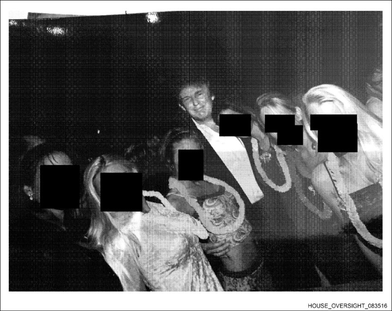 美國國會民主黨人十二日公布的照片中，三張有川普總統入鏡，包括居中微笑的川普被多名女子簇擁。（法新社）