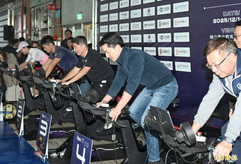 蔣萬安穿牛仔褲比虛擬運動 賈永婕全副武裝笑回「這句」