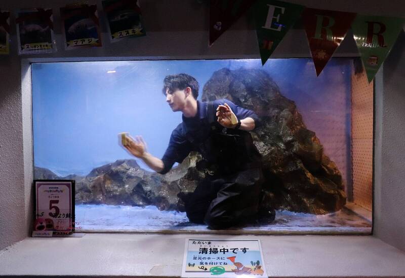 日本水族館展示槽出現「型男飼育員」 全網跪求出勤時間表!