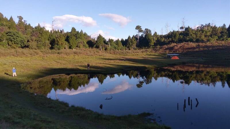 加羅湖7旬山友跌落邊坡骨裂 宜縣消防局漏夜抬下山送醫