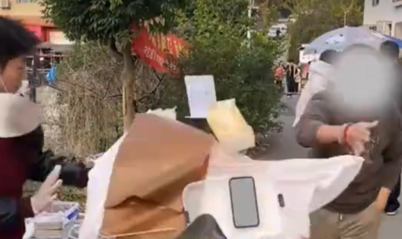 中國全網怒了!學生擺攤被嫌搶生意 竟被商販掀翻攤位