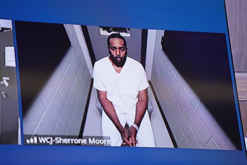 美国密西根州大学美式足球校队教练摩尔，因桃色纠纷被捕，同时传出他曾想用门票约OnlyFans女郎4P。（美联社）