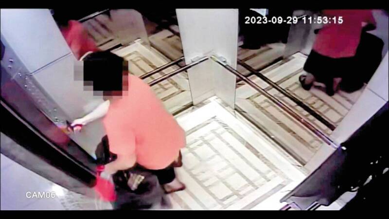 胡青青、陈莉婷母女还曾为了争家产持榔头伏击陈姓小姑头部，二审今年2月依家暴杀人未遂罪判母女各8年徒刑，高院更一审审理中。图为陈母胡青青走进大楼电梯里，准备趁被害人返家时，从后脑袭击。（资料照）