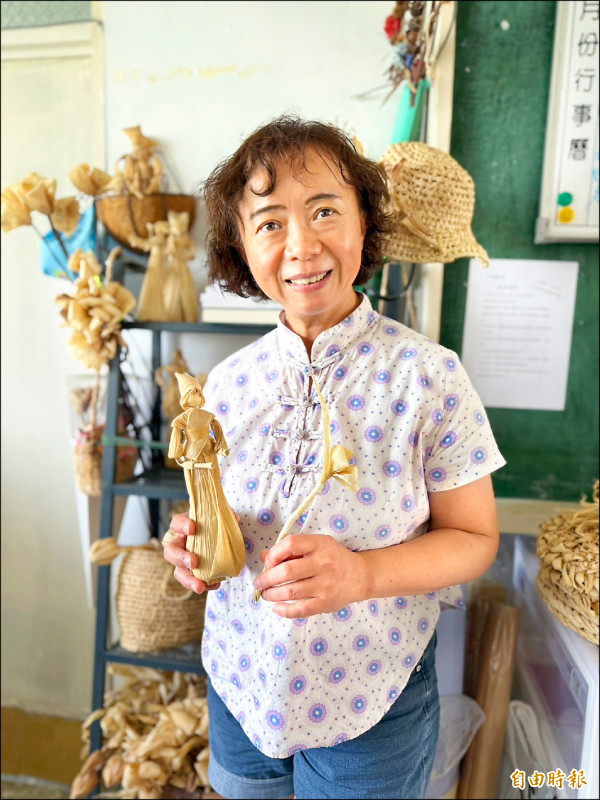 張婉玉帶長輩 讓玉米葉變工藝品