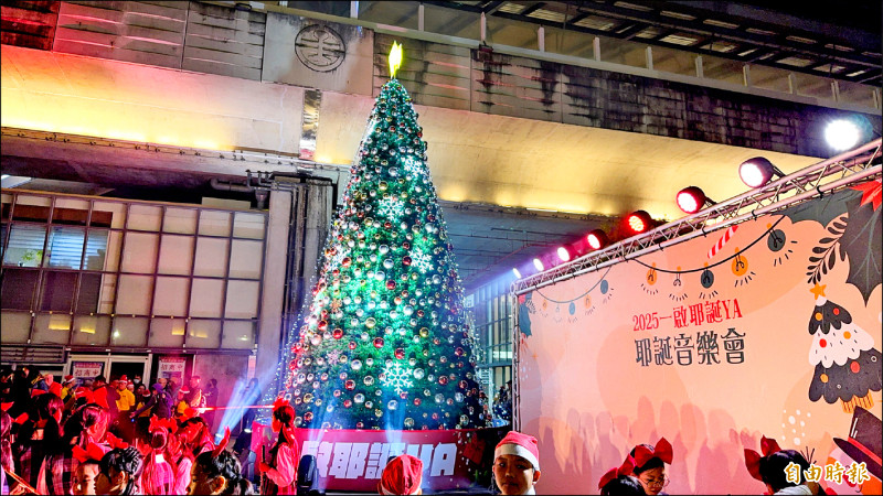 豐原耶誕樹點燈 東勢客家園區定時「下雪」