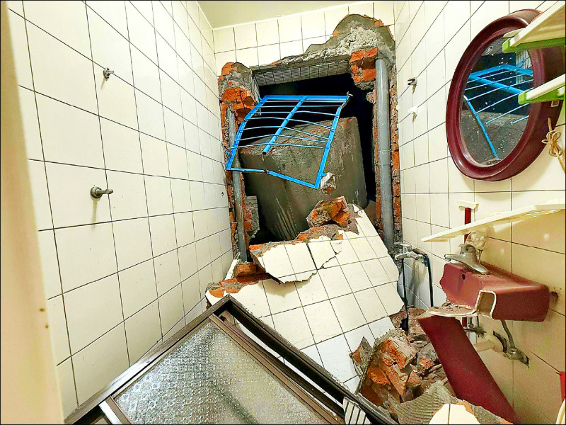 新店錦秀擋土牆搶修 水泥塊砸破屋牆