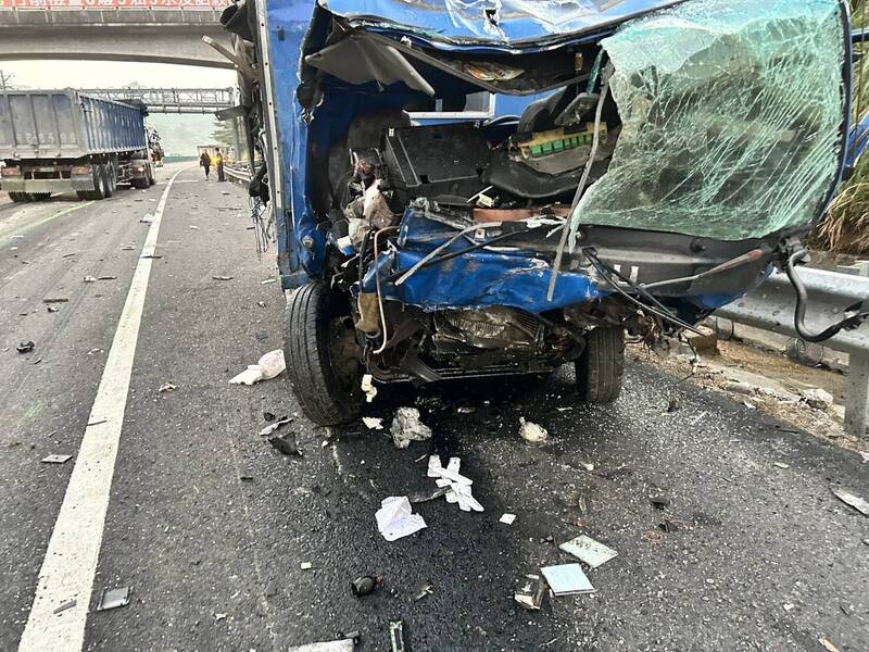 小貨車輾壓掉落物撞護欄 國道10號燕巢系統出口3車追擦撞