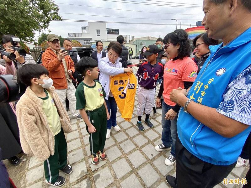 冷氣團報到 盧秀燕借「連任秘寶」給學童禦寒