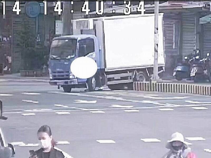 第12撞!彰化市彰南路庇護島導引線剛畫好就被撞 公路局想對策