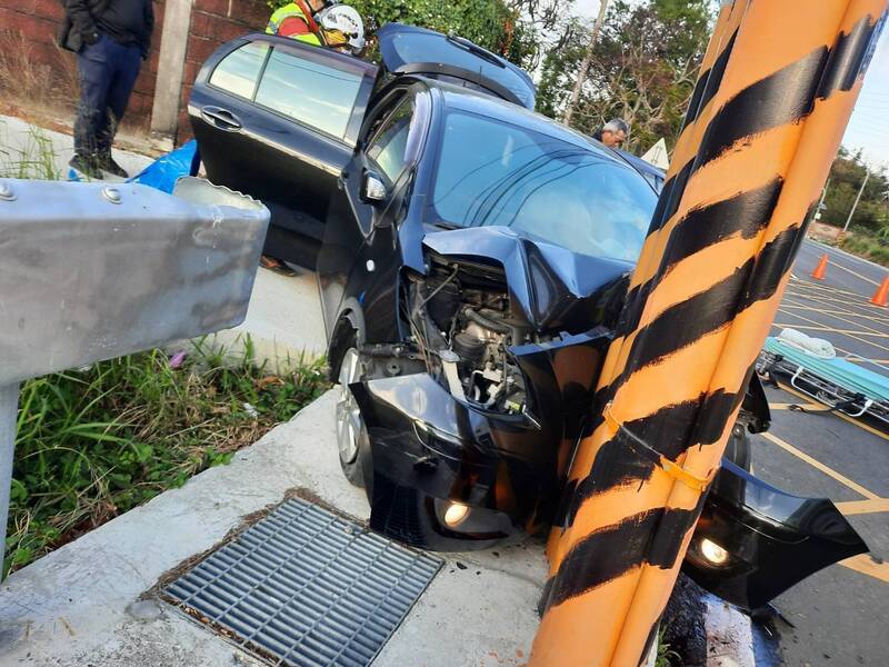 车辆撞击路旁电杆，车头严重凹陷毁损。（图由民众提供）