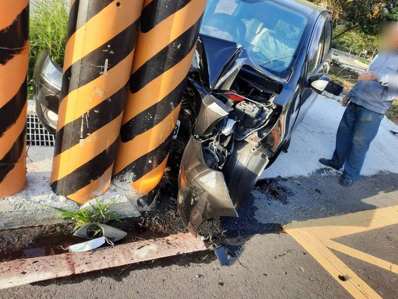 车辆撞击路旁电杆，车内来自彰化的一家4口受伤送医。（图由民众提供）