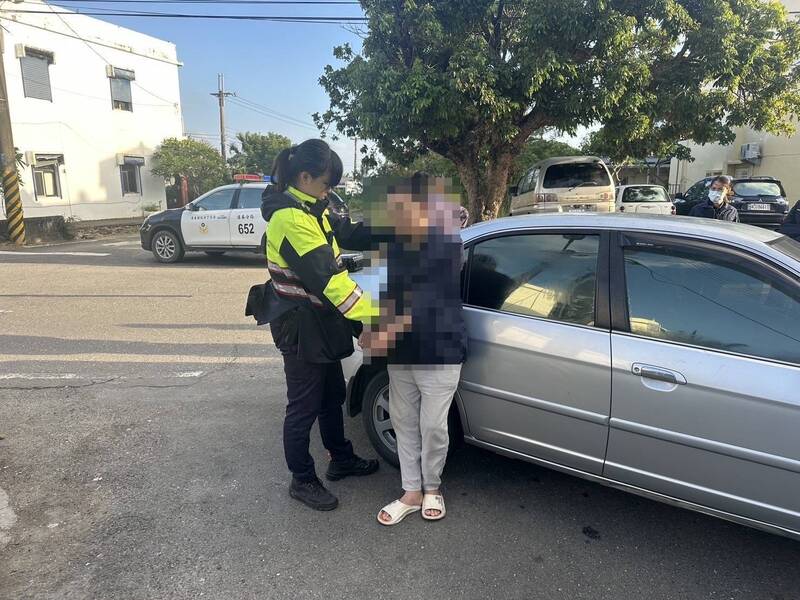 梁男使用丧尸烟弹后毒驾，竟波及民宅。（警方提供）