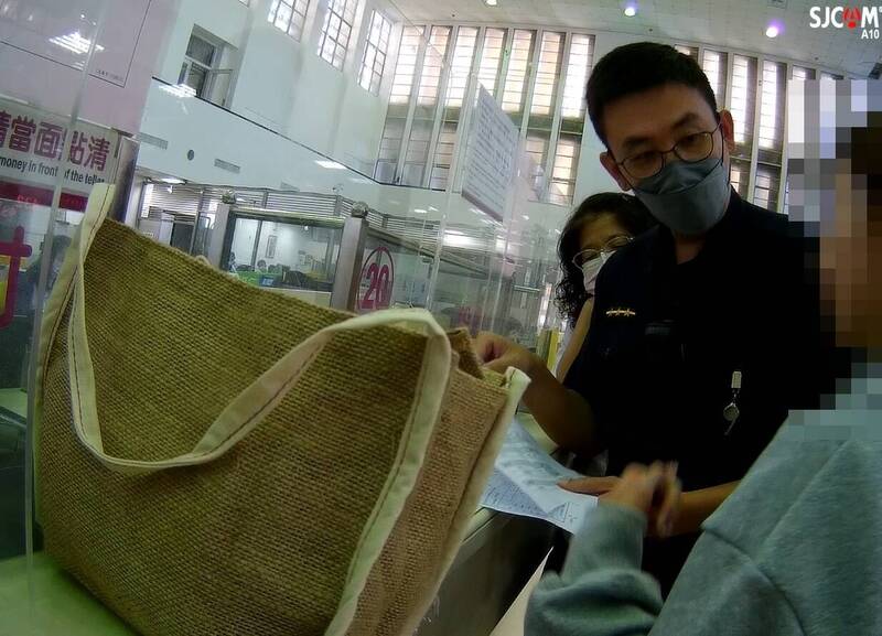 警方向王女劝说。（记者王冠仁翻摄）