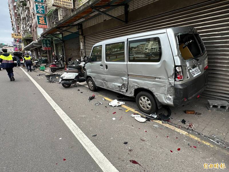 路旁车辆被撞凹陷。（记者吴升儒摄）