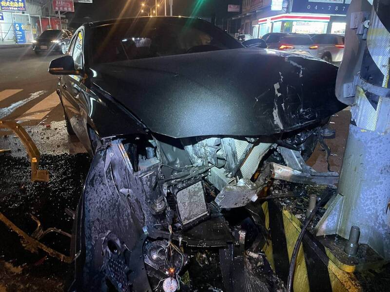 逼車釀禍?BMW與休旅車「黏巴達」衝上分隔島2傷 警追肇因