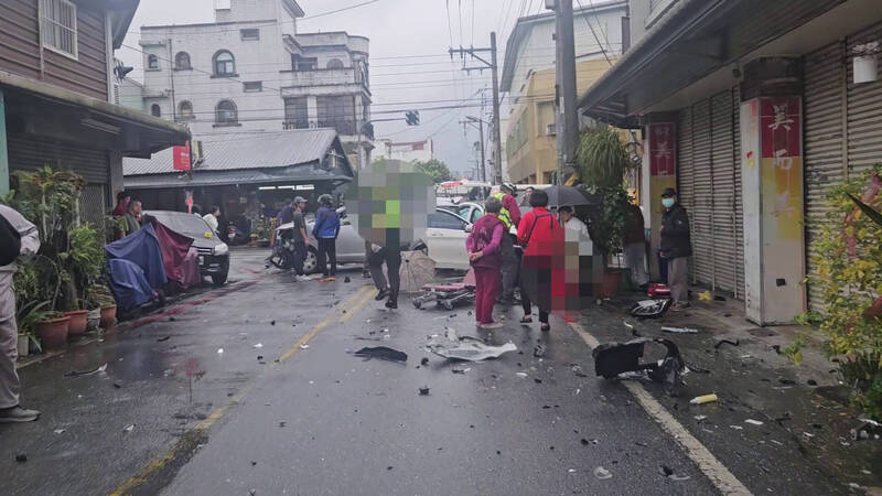 花莲县凤林警分局埋伏围捕诈骗集团，当场压制现场取款的44岁女车手，其他同伙开车逃逸发生车祸。（民众提供）