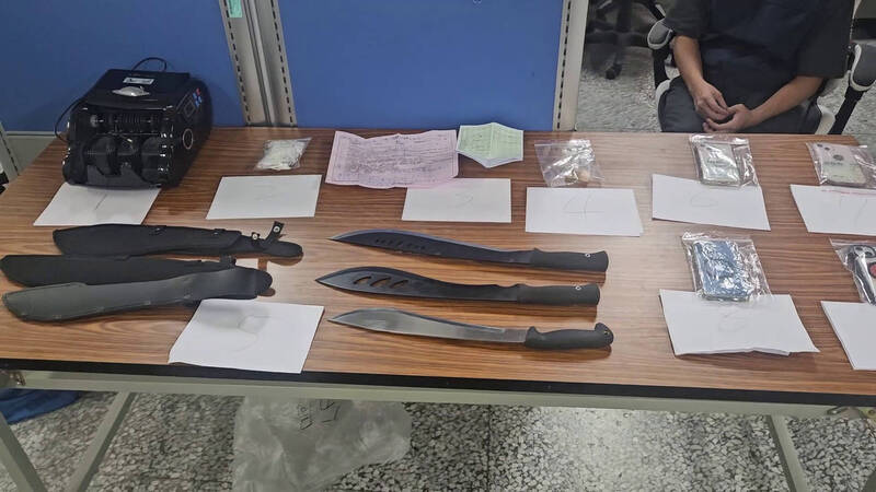 花莲县凤林警分局埋伏围捕诈骗集团，当场压制现场取款的44岁女车手，其他同伙开车逃逸发生车祸。（民众提供）