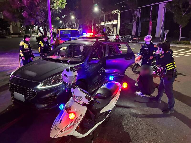 员警盘检违规车辆，赫见疑似枪枝及刀械。（民众提供）