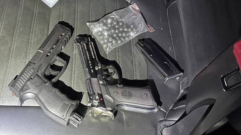 警方起出镇暴枪及空气枪等。（民众提供）