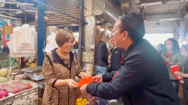 馬公北辰市場火災後復原 黃健忠視察發放急難救助金