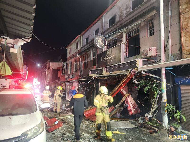 台南鬧區氣爆威力強大!鐵捲門炸飛釀2傷 波及10住宅