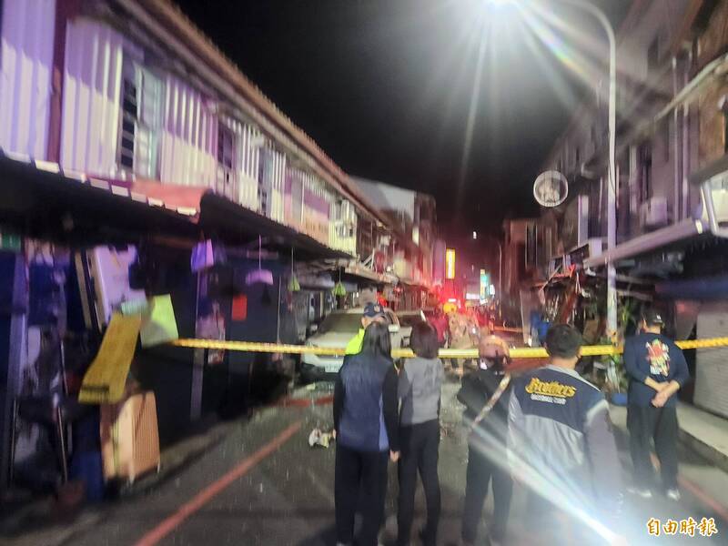 台南氣爆意外，引發民眾圍觀。（記者王涵平攝）