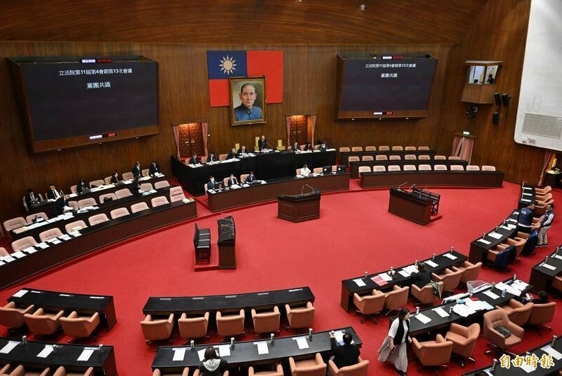 上校爸50歲退休爽領逾3千萬退休金 兒嗨喊:「謝謝藍白選民」